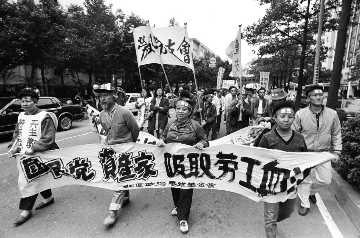 1988年11月，田朝明醫師與田媽媽參加二法一案大遊行。