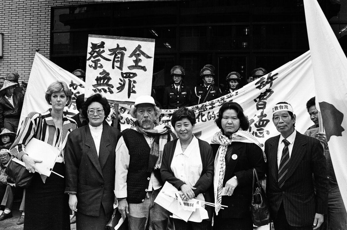 1987年10月，田朝明醫師（左三）與周清玉、何康美、陳菊、楊金海等人，在台灣高等法院，參聲援蔡許台獨案活動。
