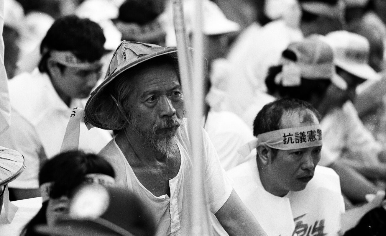 1988年田朝明醫師參與聲援520農民運動，在台北城中分局前靜坐。