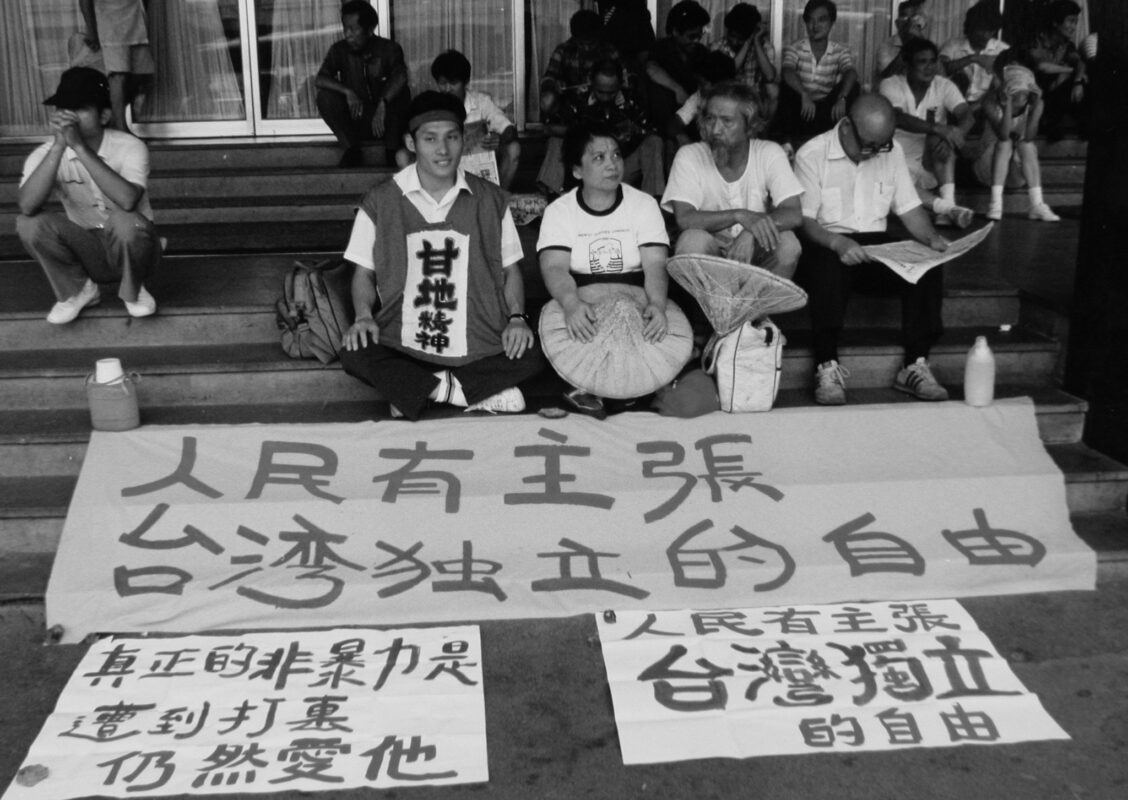 1987年7月10日，江蓋世江蓋世曾手舉「人民有主張台灣獨立的自由」率眾由台北市議會走向中正廟。田朝明醫師與田媽媽曾陪同一起遊行。